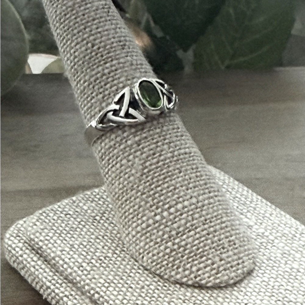 NWT 925 Sterling Silver and Peridot Ring with Celtic Design! Sizes 6-10 - Picture 3 of 5